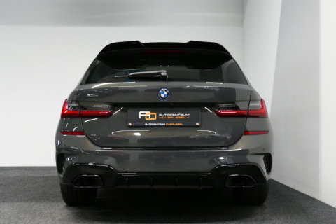 BMW 3 Serie Touring 320e xDrive M Sport / M340i Diffuser / Black Diamond M Grille / M340i M Sport bumper pakket / Schuif-/kanteldak / Elektr. verstelbare voorstoelen (links met memory) / Stoelverwarming / Apple Carplay - Android Auto / Achteruitrijcamera / Ambienteve