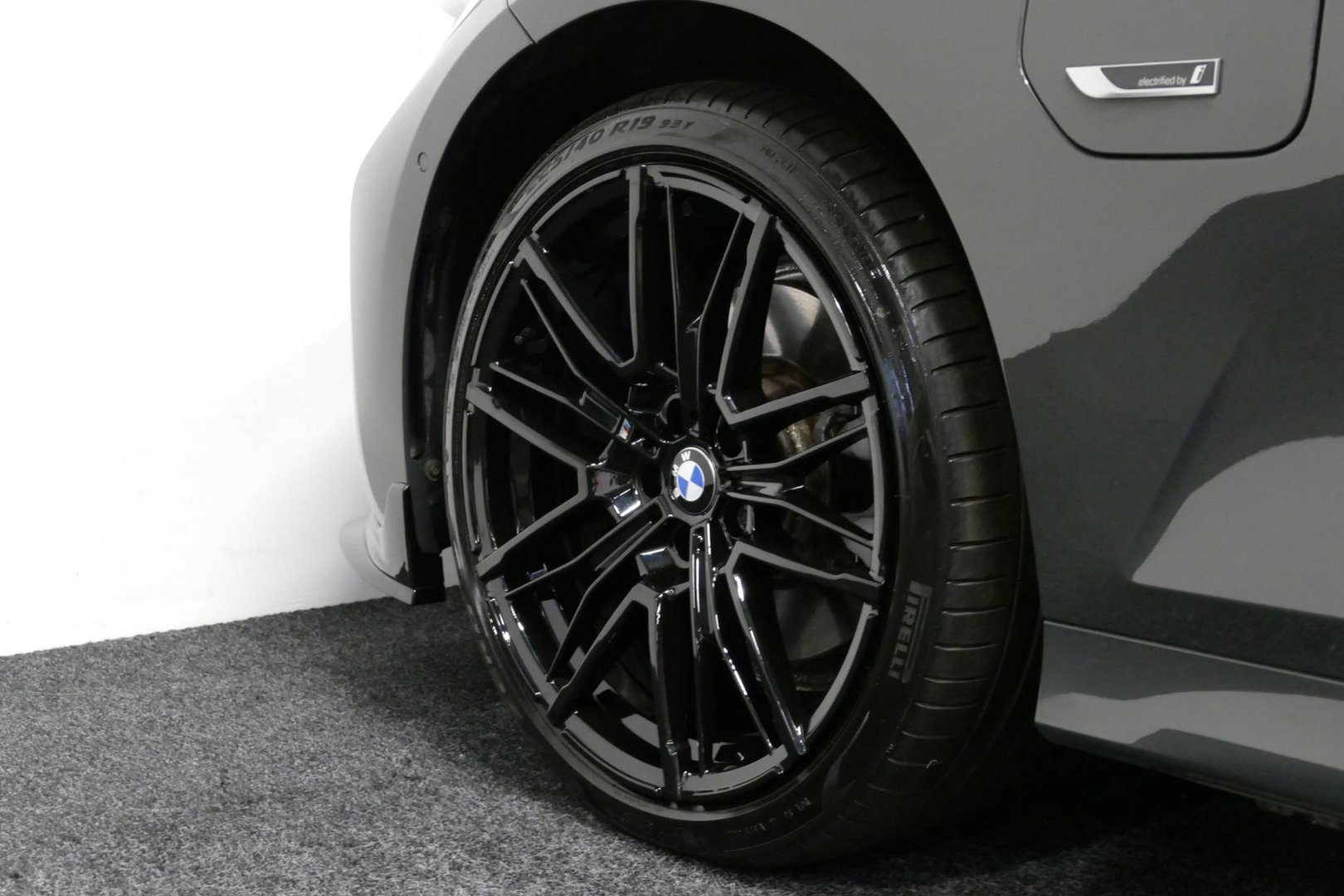 BMW 3 Serie Touring 320e xDrive M Sport / M340i Diffuser / Black Diamond M Grille / M340i M Sport bumper pakket / Schuif-/kanteldak / Elektr. verstelbare voorstoelen (links met memory) / Stoelverwarming / Apple Carplay - Android Auto / Achteruitrijcamera / Ambienteve