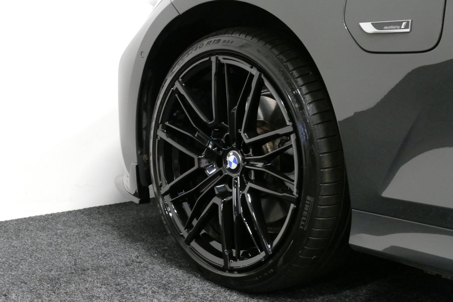 BMW 3 Serie Touring 320e xDrive M Sport / M340i Diffuser / Black Diamond M Grille / M340i M Sport bumper pakket / Schuif-/kanteldak / Elektr. verstelbare voorstoelen (links met memory) / Stoelverwarming / Apple Carplay - Android Auto / Achteruitrijcamera / Ambienteve