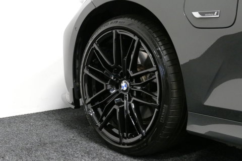 BMW 3 Serie Touring 320e xDrive M Sport / M340i Diffuser / Black Diamond M Grille / M340i M Sport bumper pakket / Schuif-/kanteldak / Elektr. verstelbare voorstoelen (links met memory) / Stoelverwarming / Apple Carplay - Android Auto / Achteruitrijcamera / Ambienteve