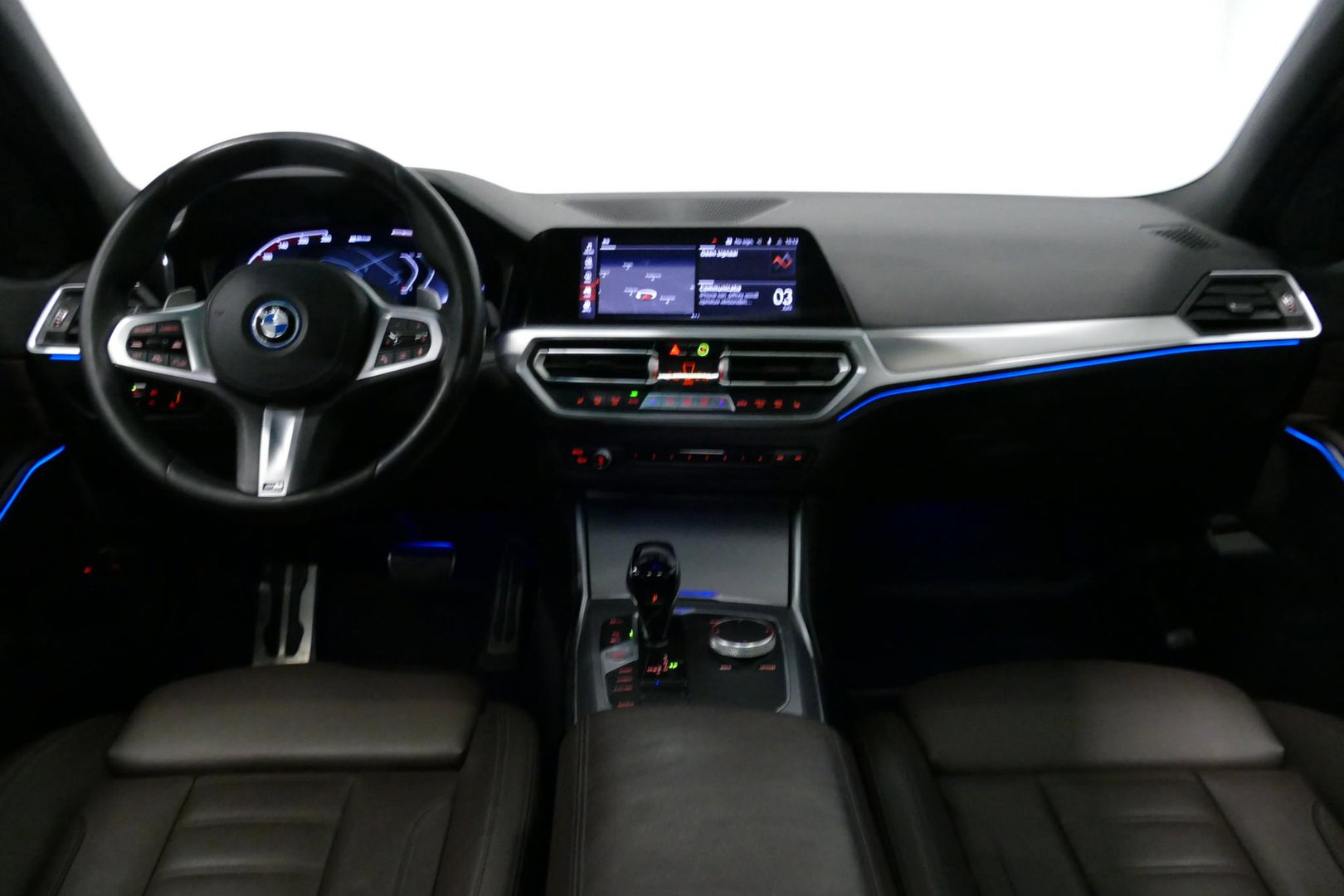 BMW 3 Serie Touring 320e xDrive M Sport / M340i Diffuser / Black Diamond M Grille / M340i M Sport bumper pakket / Schuif-/kanteldak / Elektr. verstelbare voorstoelen (links met memory) / Stoelverwarming / Apple Carplay - Android Auto / Achteruitrijcamera / Ambienteve