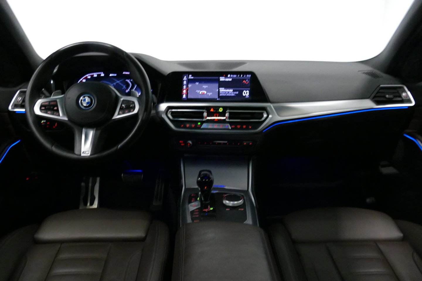 BMW 3 Serie Touring 320e xDrive M Sport / M340i Diffuser / Black Diamond M Grille / M340i M Sport bumper pakket / Schuif-/kanteldak / Elektr. verstelbare voorstoelen (links met memory) / Stoelverwarming / Apple Carplay - Android Auto / Achteruitrijcamera / Ambienteve