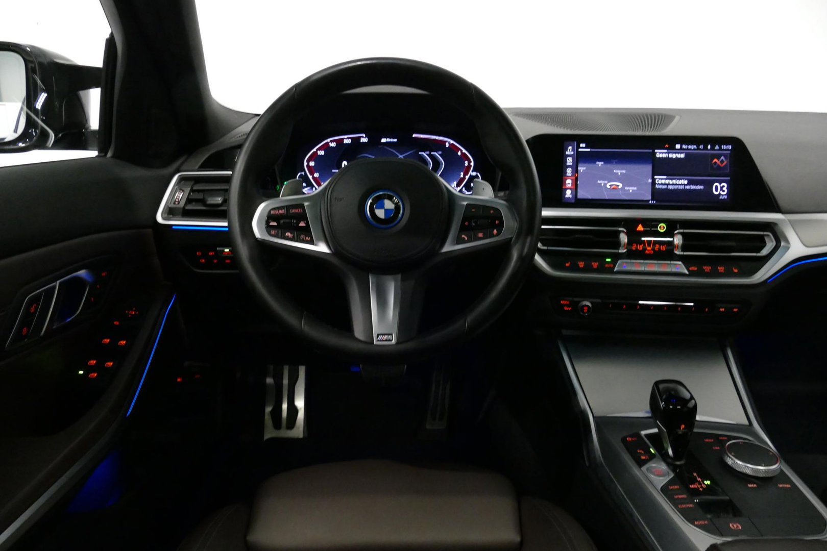 BMW 3 Serie Touring 320e xDrive M Sport / M340i Diffuser / Black Diamond M Grille / M340i M Sport bumper pakket / Schuif-/kanteldak / Elektr. verstelbare voorstoelen (links met memory) / Stoelverwarming / Apple Carplay - Android Auto / Achteruitrijcamera / Ambienteve