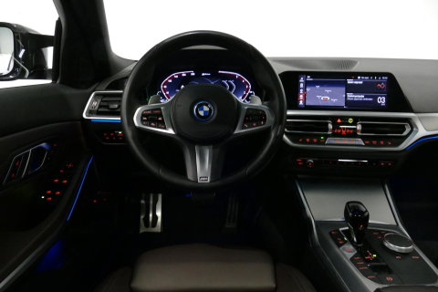 BMW 3 Serie Touring 320e xDrive M Sport / M340i Diffuser / Black Diamond M Grille / M340i M Sport bumper pakket / Schuif-/kanteldak / Elektr. verstelbare voorstoelen (links met memory) / Stoelverwarming / Apple Carplay - Android Auto / Achteruitrijcamera / Ambienteve