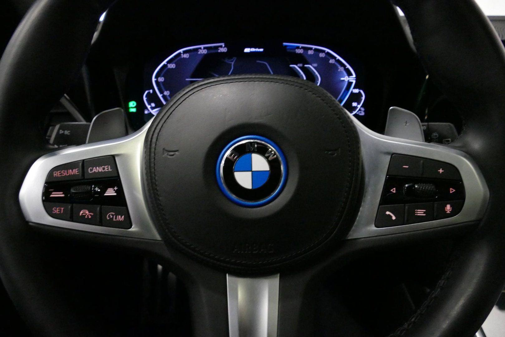 BMW 3 Serie Touring 320e xDrive M Sport / M340i Diffuser / Black Diamond M Grille / M340i M Sport bumper pakket / Schuif-/kanteldak / Elektr. verstelbare voorstoelen (links met memory) / Stoelverwarming / Apple Carplay - Android Auto / Achteruitrijcamera / Ambienteve