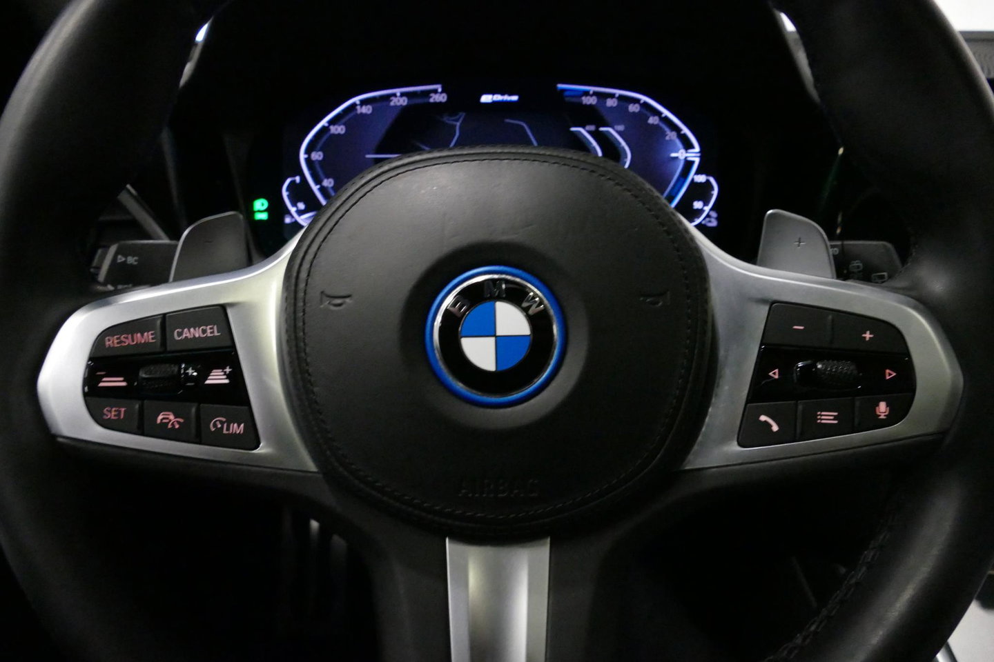 BMW 3 Serie Touring 320e xDrive M Sport / M340i Diffuser / Black Diamond M Grille / M340i M Sport bumper pakket / Schuif-/kanteldak / Elektr. verstelbare voorstoelen (links met memory) / Stoelverwarming / Apple Carplay - Android Auto / Achteruitrijcamera / Ambienteve