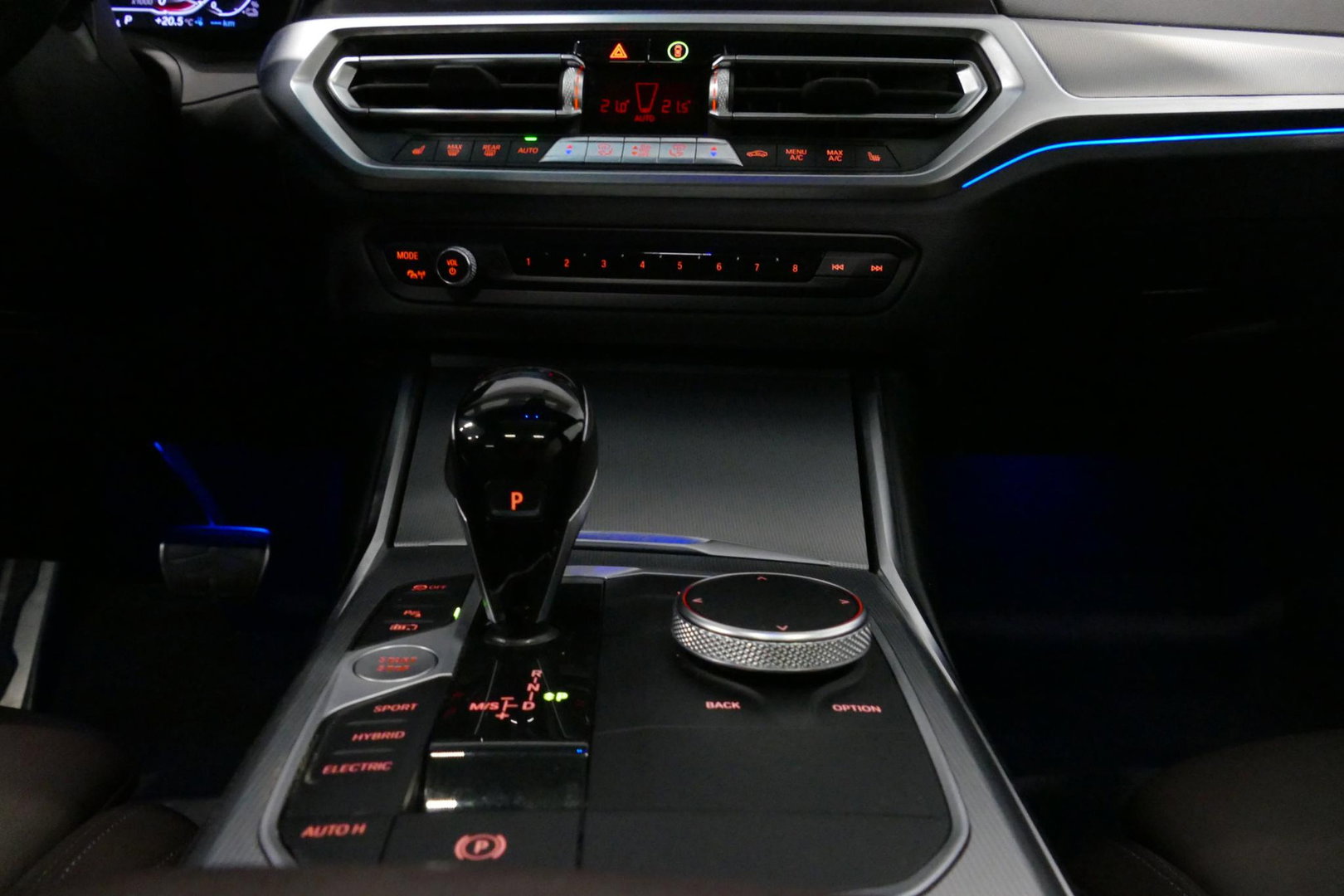 BMW 3 Serie Touring 320e xDrive M Sport / M340i Diffuser / Black Diamond M Grille / M340i M Sport bumper pakket / Schuif-/kanteldak / Elektr. verstelbare voorstoelen (links met memory) / Stoelverwarming / Apple Carplay - Android Auto / Achteruitrijcamera / Ambienteve