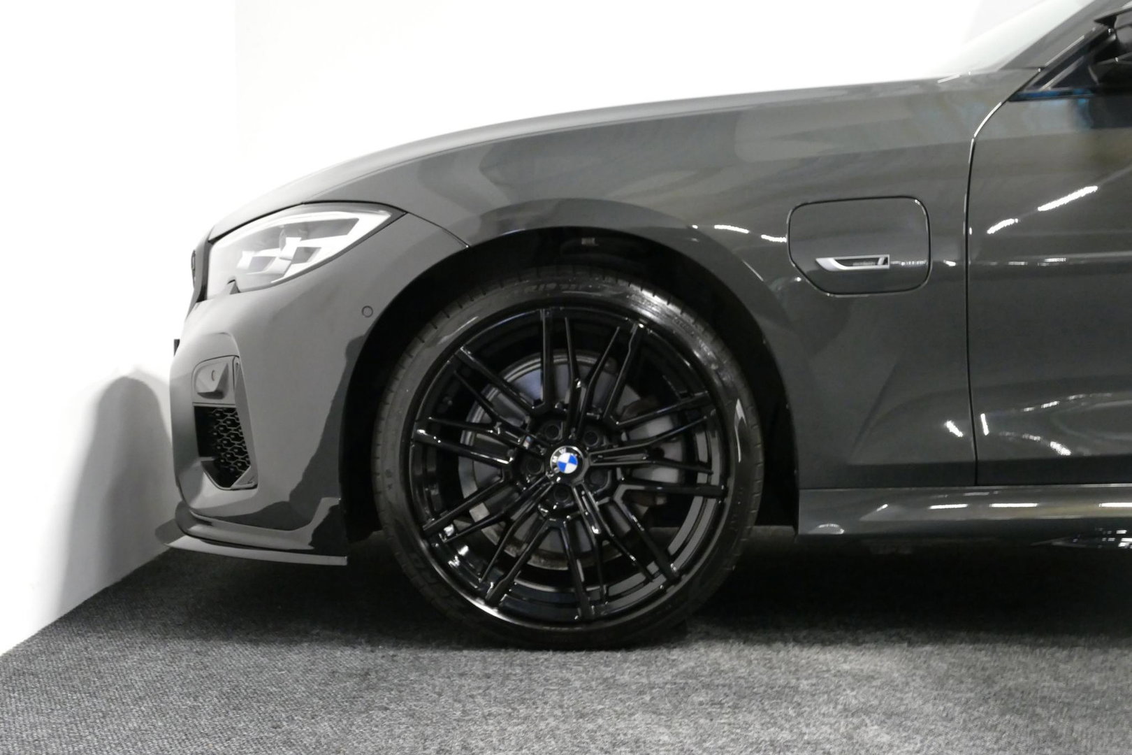 BMW 3 Serie Touring 320e xDrive M Sport / M340i Diffuser / Black Diamond M Grille / M340i M Sport bumper pakket / Schuif-/kanteldak / Elektr. verstelbare voorstoelen (links met memory) / Stoelverwarming / Apple Carplay - Android Auto / Achteruitrijcamera / Ambienteve