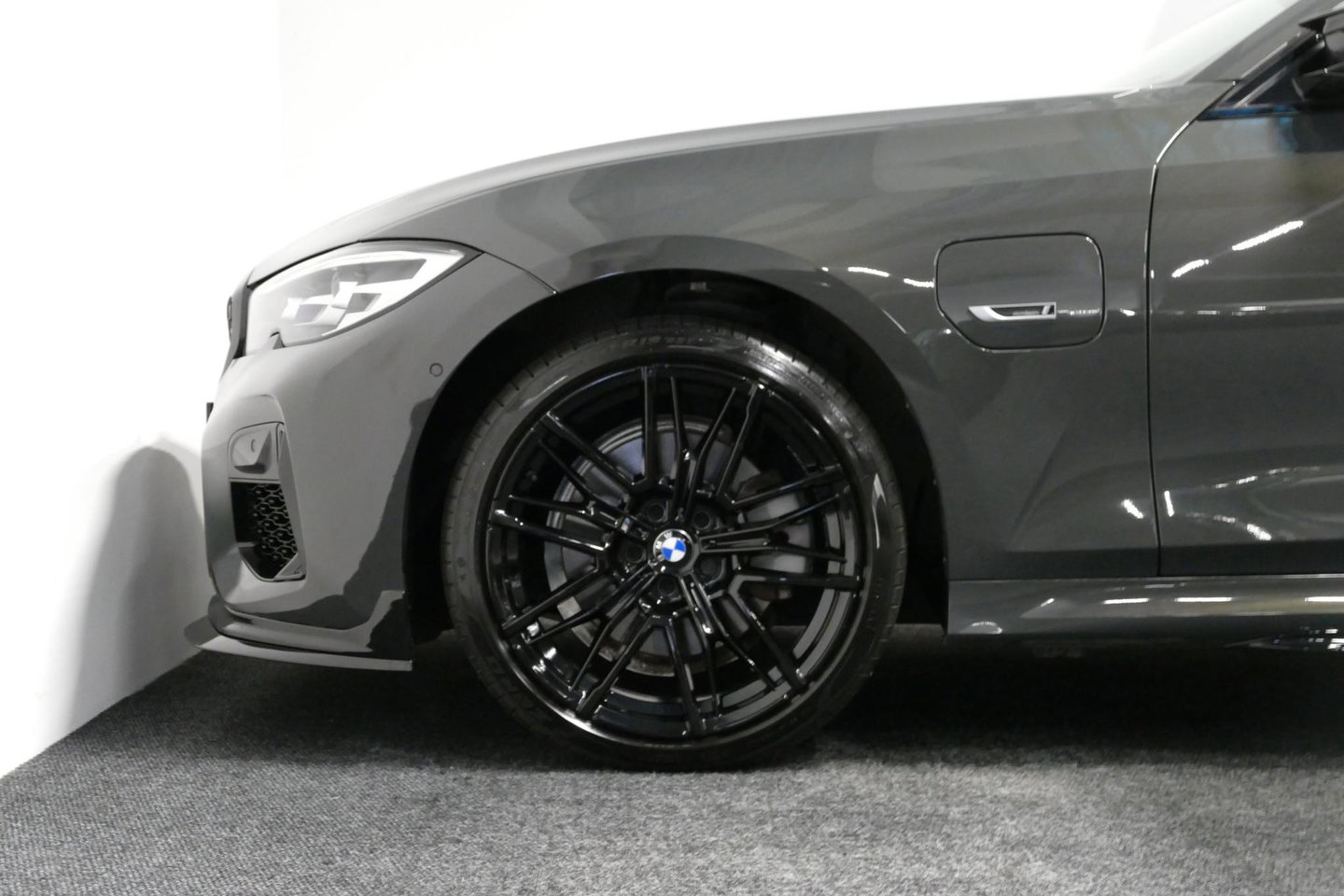 BMW 3 Serie Touring 320e xDrive M Sport / M340i Diffuser / Black Diamond M Grille / M340i M Sport bumper pakket / Schuif-/kanteldak / Elektr. verstelbare voorstoelen (links met memory) / Stoelverwarming / Apple Carplay - Android Auto / Achteruitrijcamera / Ambienteve