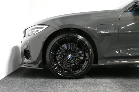 BMW 3 Serie Touring 320e xDrive M Sport / M340i Diffuser / Black Diamond M Grille / M340i M Sport bumper pakket / Schuif-/kanteldak / Elektr. verstelbare voorstoelen (links met memory) / Stoelverwarming / Apple Carplay - Android Auto / Achteruitrijcamera / Ambienteve