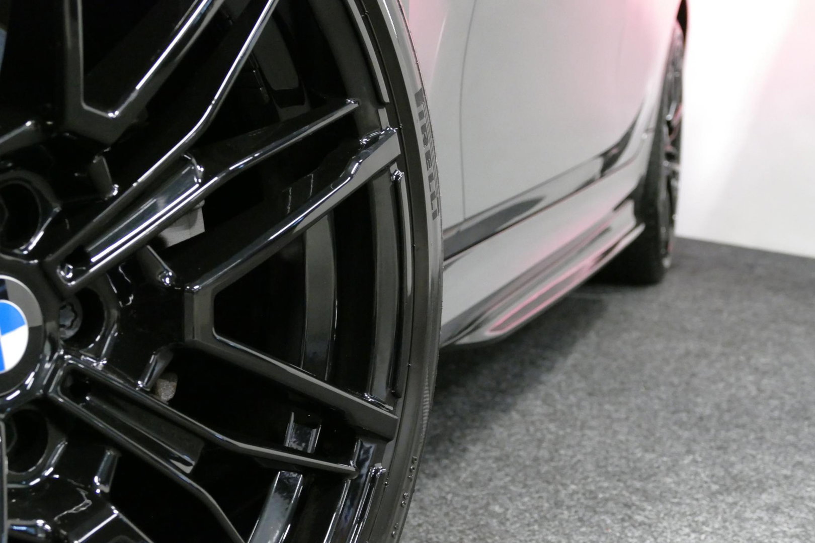 BMW 3 Serie Touring 320e xDrive M Sport / M340i Diffuser / Black Diamond M Grille / M340i M Sport bumper pakket / Schuif-/kanteldak / Elektr. verstelbare voorstoelen (links met memory) / Stoelverwarming / Apple Carplay - Android Auto / Achteruitrijcamera / Ambienteve