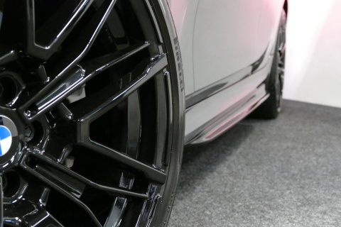 BMW 3 Serie Touring 320e xDrive M Sport / M340i Diffuser / Black Diamond M Grille / M340i M Sport bumper pakket / Schuif-/kanteldak / Elektr. verstelbare voorstoelen (links met memory) / Stoelverwarming / Apple Carplay - Android Auto / Achteruitrijcamera / Ambienteve