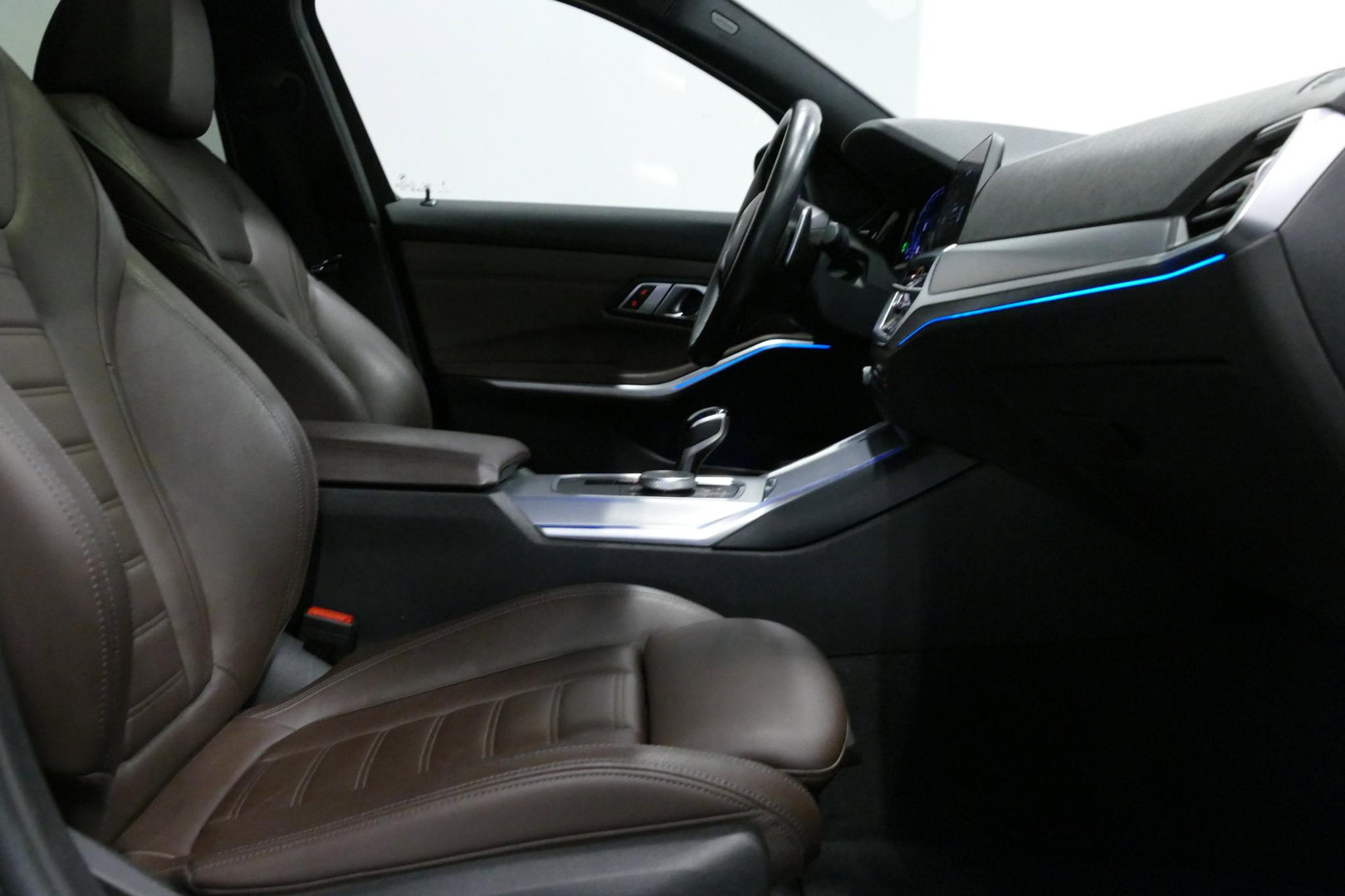 BMW 3 Serie Touring 320e xDrive M Sport / M340i Diffuser / Black Diamond M Grille / M340i M Sport bumper pakket / Schuif-/kanteldak / Elektr. verstelbare voorstoelen (links met memory) / Stoelverwarming / Apple Carplay - Android Auto / Achteruitrijcamera / Ambienteve