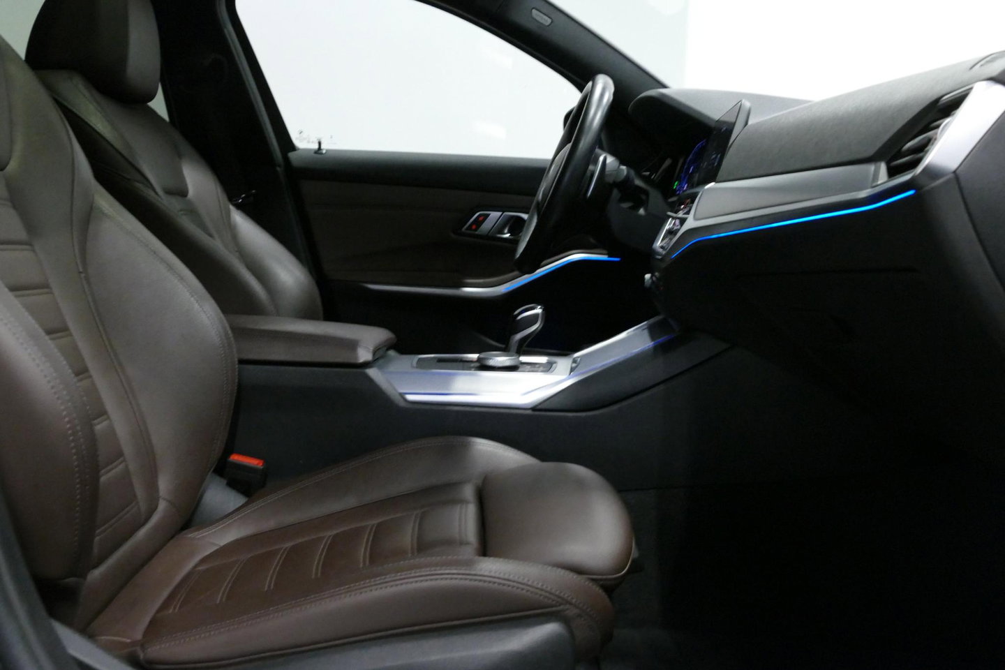 BMW 3 Serie Touring 320e xDrive M Sport / M340i Diffuser / Black Diamond M Grille / M340i M Sport bumper pakket / Schuif-/kanteldak / Elektr. verstelbare voorstoelen (links met memory) / Stoelverwarming / Apple Carplay - Android Auto / Achteruitrijcamera / Ambienteve