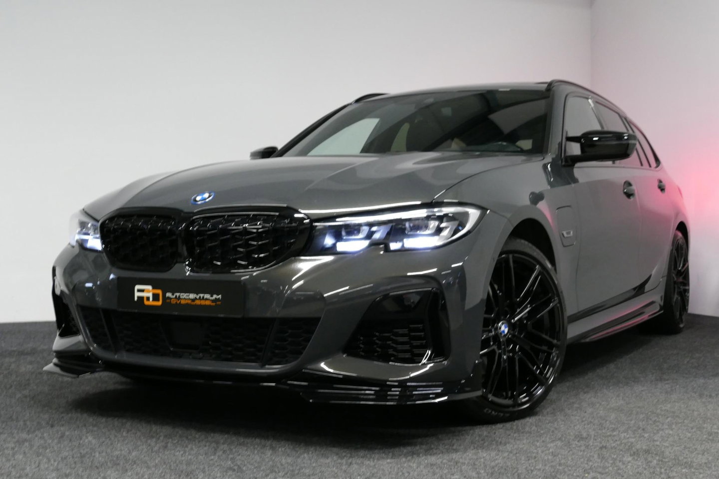 BMW 3 Serie Touring 320e xDrive M Sport / M340i Diffuser / Black Diamond M Grille / M340i M Sport bumper pakket / Schuif-/kanteldak / Elektr. verstelbare voorstoelen (links met memory) / Stoelverwarming / Apple Carplay - Android Auto / Achteruitrijcamera / Ambienteve