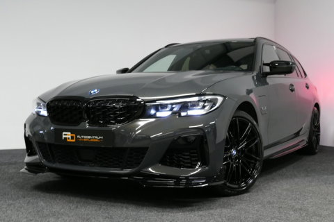 BMW 3 Serie Touring 320e xDrive M Sport / M340i Diffuser / Black Diamond M Grille / M340i M Sport bumper pakket / Schuif-/kanteldak / Elektr. verstelbare voorstoelen (links met memory) / Stoelverwarming / Apple Carplay - Android Auto / Achteruitrijcamera / Ambienteve