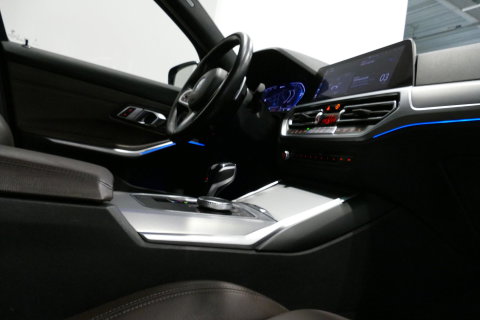 BMW 3 Serie Touring 320e xDrive M Sport / M340i Diffuser / Black Diamond M Grille / M340i M Sport bumper pakket / Schuif-/kanteldak / Elektr. verstelbare voorstoelen (links met memory) / Stoelverwarming / Apple Carplay - Android Auto / Achteruitrijcamera / Ambienteve