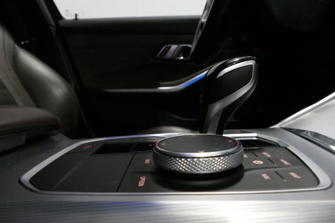 BMW 3 Serie Touring 320e xDrive M Sport / M340i Diffuser / Black Diamond M Grille / M340i M Sport bumper pakket / Schuif-/kanteldak / Elektr. verstelbare voorstoelen (links met memory) / Stoelverwarming / Apple Carplay - Android Auto / Achteruitrijcamera / Ambienteve