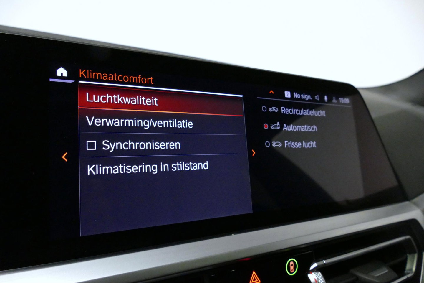 BMW 3 Serie Touring 320e xDrive M Sport / M340i Diffuser / Black Diamond M Grille / M340i M Sport bumper pakket / Schuif-/kanteldak / Elektr. verstelbare voorstoelen (links met memory) / Stoelverwarming / Apple Carplay - Android Auto / Achteruitrijcamera / Ambienteve