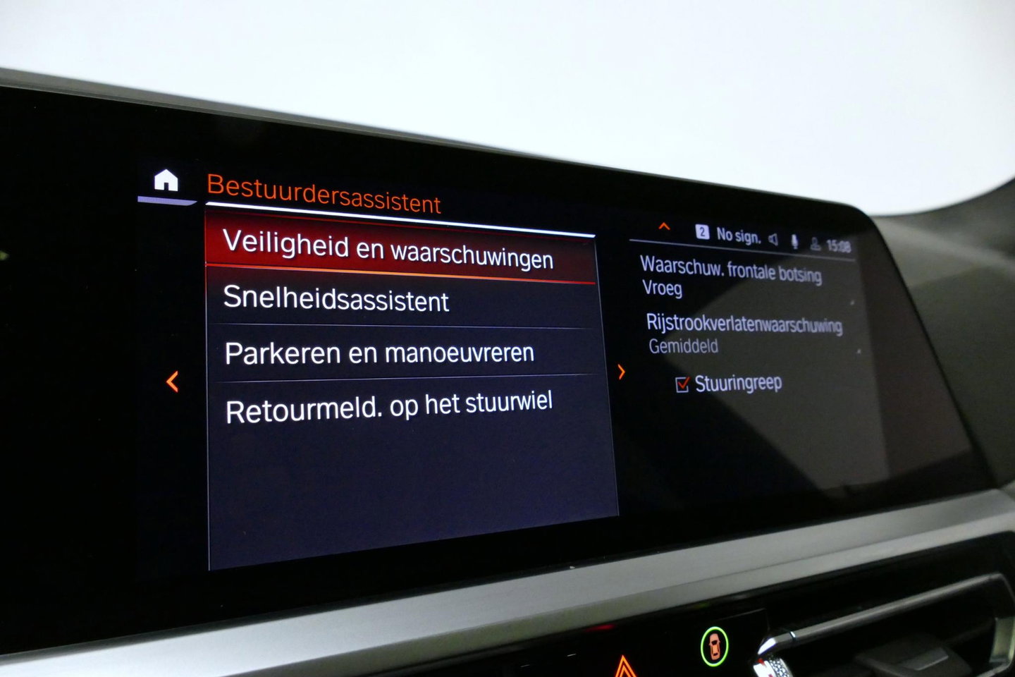 BMW 3 Serie Touring 320e xDrive M Sport / M340i Diffuser / Black Diamond M Grille / M340i M Sport bumper pakket / Schuif-/kanteldak / Elektr. verstelbare voorstoelen (links met memory) / Stoelverwarming / Apple Carplay - Android Auto / Achteruitrijcamera / Ambienteve