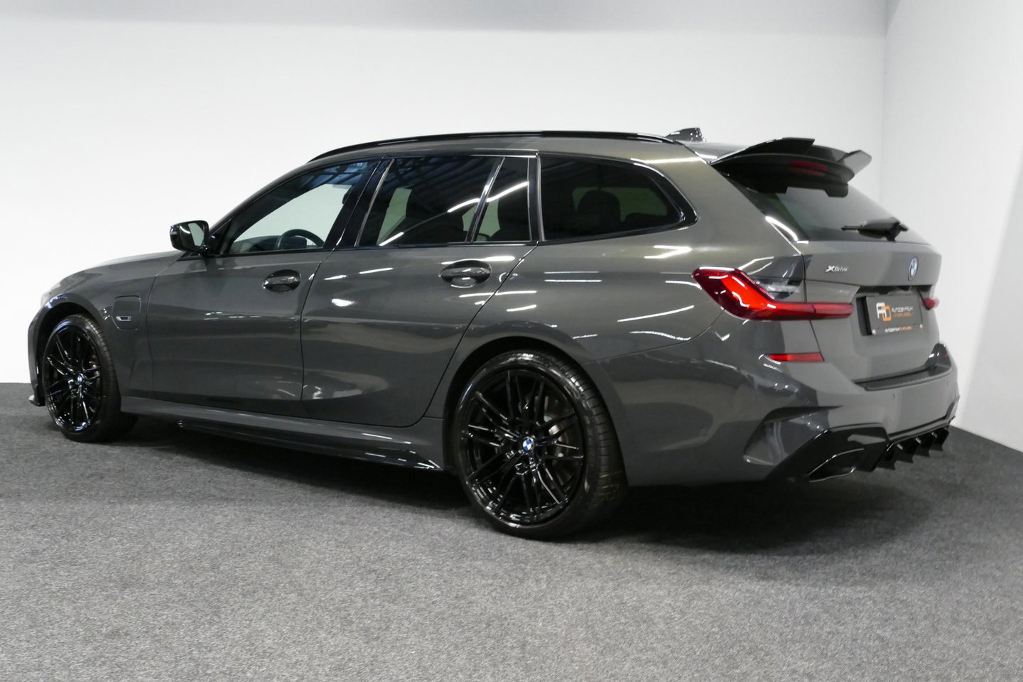 BMW 3 Serie Touring 320e xDrive M Sport / M340i Diffuser / Black Diamond M Grille / M340i M Sport bumper pakket / Schuif-/kanteldak / Elektr. verstelbare voorstoelen (links met memory) / Stoelverwarming / Apple Carplay - Android Auto / Achteruitrijcamera / Ambienteve