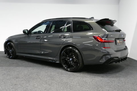 BMW 3 Serie Touring 320e xDrive M Sport / M340i Diffuser / Black Diamond M Grille / M340i M Sport bumper pakket / Schuif-/kanteldak / Elektr. verstelbare voorstoelen (links met memory) / Stoelverwarming / Apple Carplay - Android Auto / Achteruitrijcamera / Ambienteve