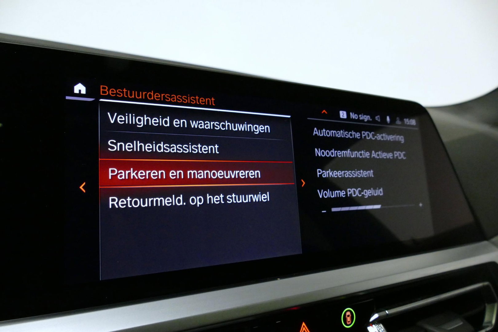 BMW 3 Serie Touring 320e xDrive M Sport / M340i Diffuser / Black Diamond M Grille / M340i M Sport bumper pakket / Schuif-/kanteldak / Elektr. verstelbare voorstoelen (links met memory) / Stoelverwarming / Apple Carplay - Android Auto / Achteruitrijcamera / Ambienteve
