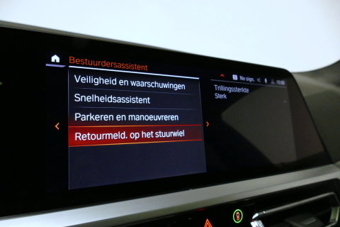 BMW 3 Serie Touring 320e xDrive M Sport / M340i Diffuser / Black Diamond M Grille / M340i M Sport bumper pakket / Schuif-/kanteldak / Elektr. verstelbare voorstoelen (links met memory) / Stoelverwarming / Apple Carplay - Android Auto / Achteruitrijcamera / Ambienteve