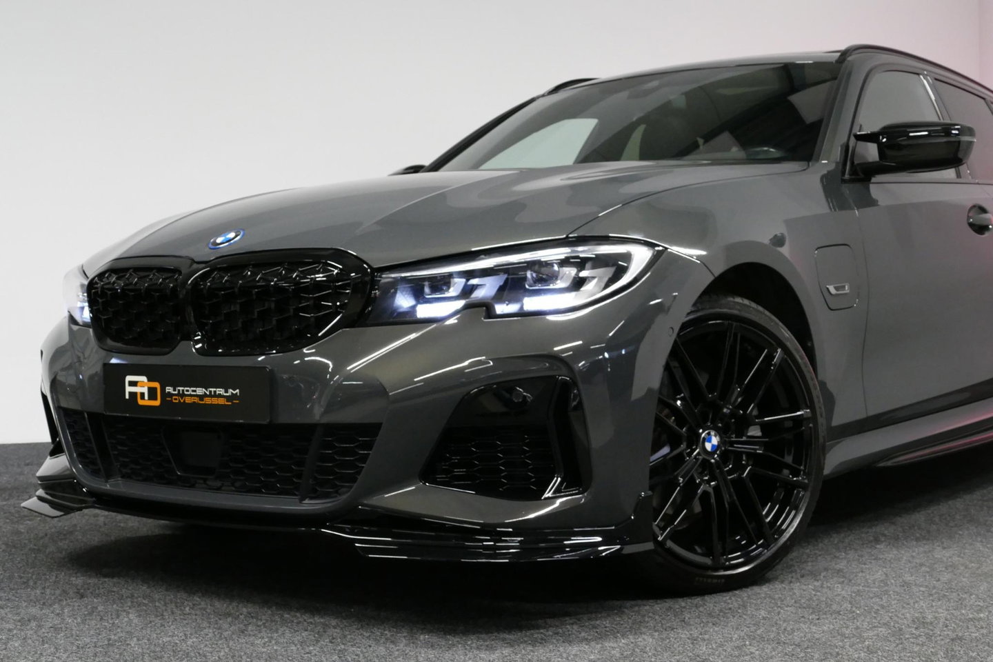 BMW 3 Serie Touring 320e xDrive M Sport / M340i Diffuser / Black Diamond M Grille / M340i M Sport bumper pakket / Schuif-/kanteldak / Elektr. verstelbare voorstoelen (links met memory) / Stoelverwarming / Apple Carplay - Android Auto / Achteruitrijcamera / Ambienteve