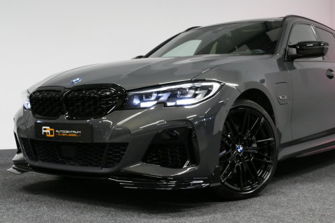 BMW 3 Serie Touring 320e xDrive M Sport / M340i Diffuser / Black Diamond M Grille / M340i M Sport bumper pakket / Schuif-/kanteldak / Elektr. verstelbare voorstoelen (links met memory) / Stoelverwarming / Apple Carplay - Android Auto / Achteruitrijcamera / Ambienteve