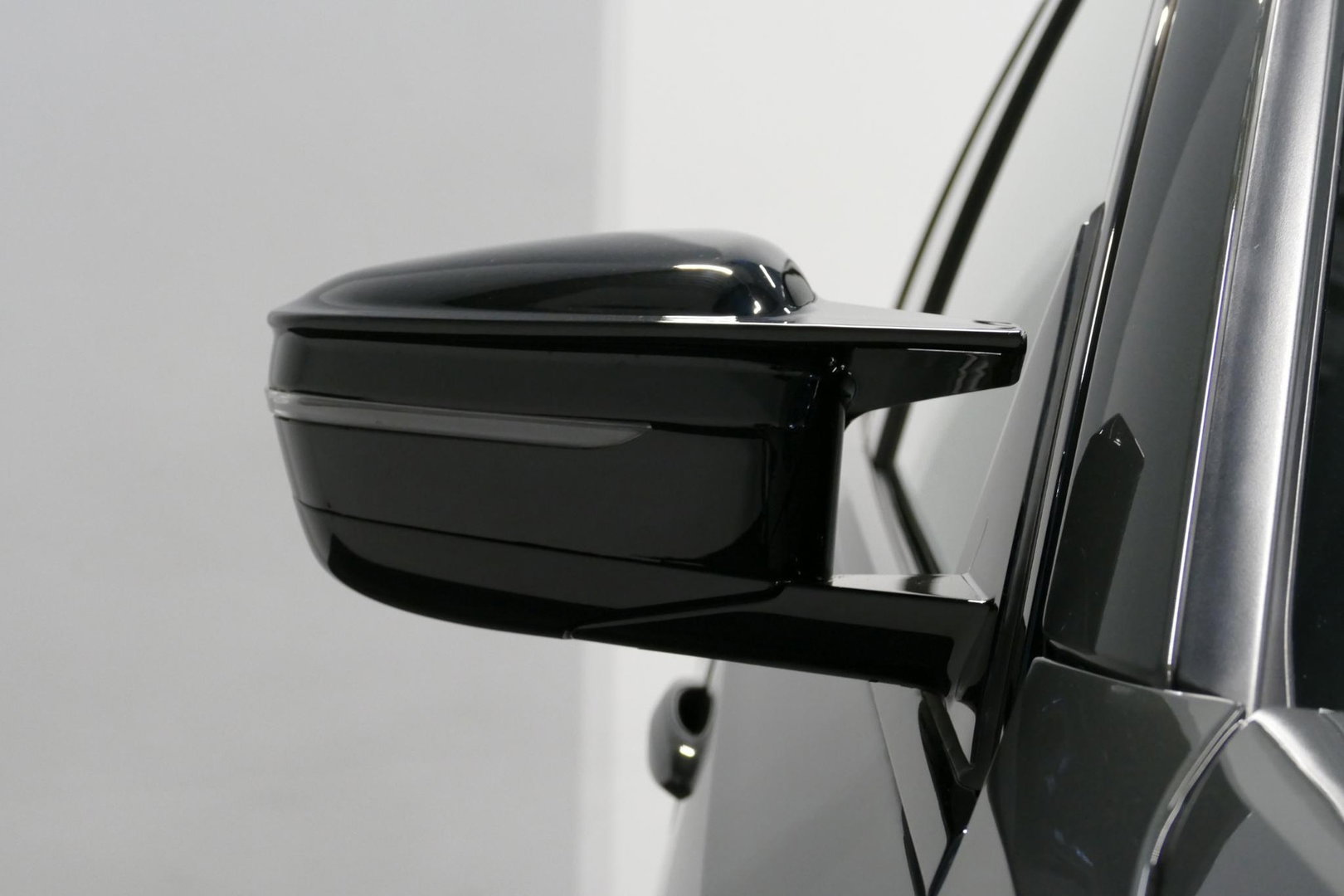 BMW 3 Serie Touring 320e xDrive M Sport / M340i Diffuser / Black Diamond M Grille / M340i M Sport bumper pakket / Schuif-/kanteldak / Elektr. verstelbare voorstoelen (links met memory) / Stoelverwarming / Apple Carplay - Android Auto / Achteruitrijcamera / Ambienteve