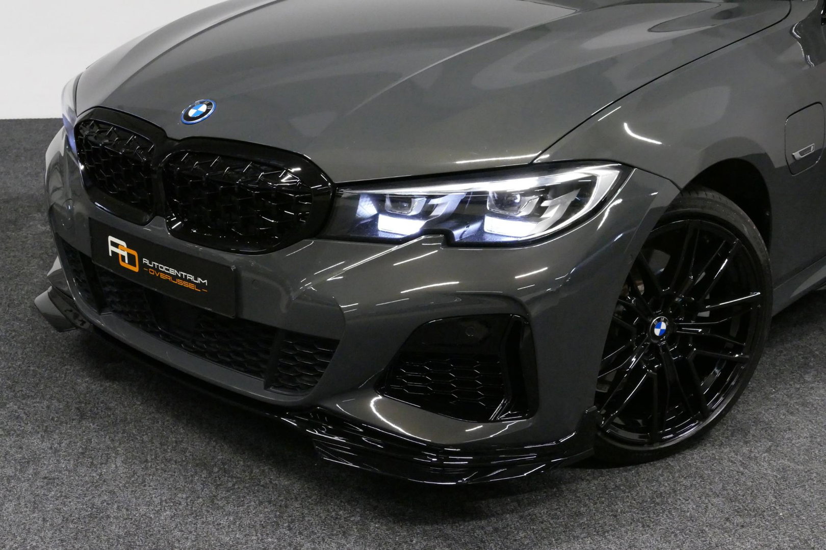 BMW 3 Serie Touring 320e xDrive M Sport / M340i Diffuser / Black Diamond M Grille / M340i M Sport bumper pakket / Schuif-/kanteldak / Elektr. verstelbare voorstoelen (links met memory) / Stoelverwarming / Apple Carplay - Android Auto / Achteruitrijcamera / Ambienteve