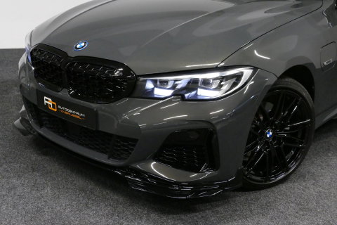 BMW 3 Serie Touring 320e xDrive M Sport / M340i Diffuser / Black Diamond M Grille / M340i M Sport bumper pakket / Schuif-/kanteldak / Elektr. verstelbare voorstoelen (links met memory) / Stoelverwarming / Apple Carplay - Android Auto / Achteruitrijcamera / Ambienteve