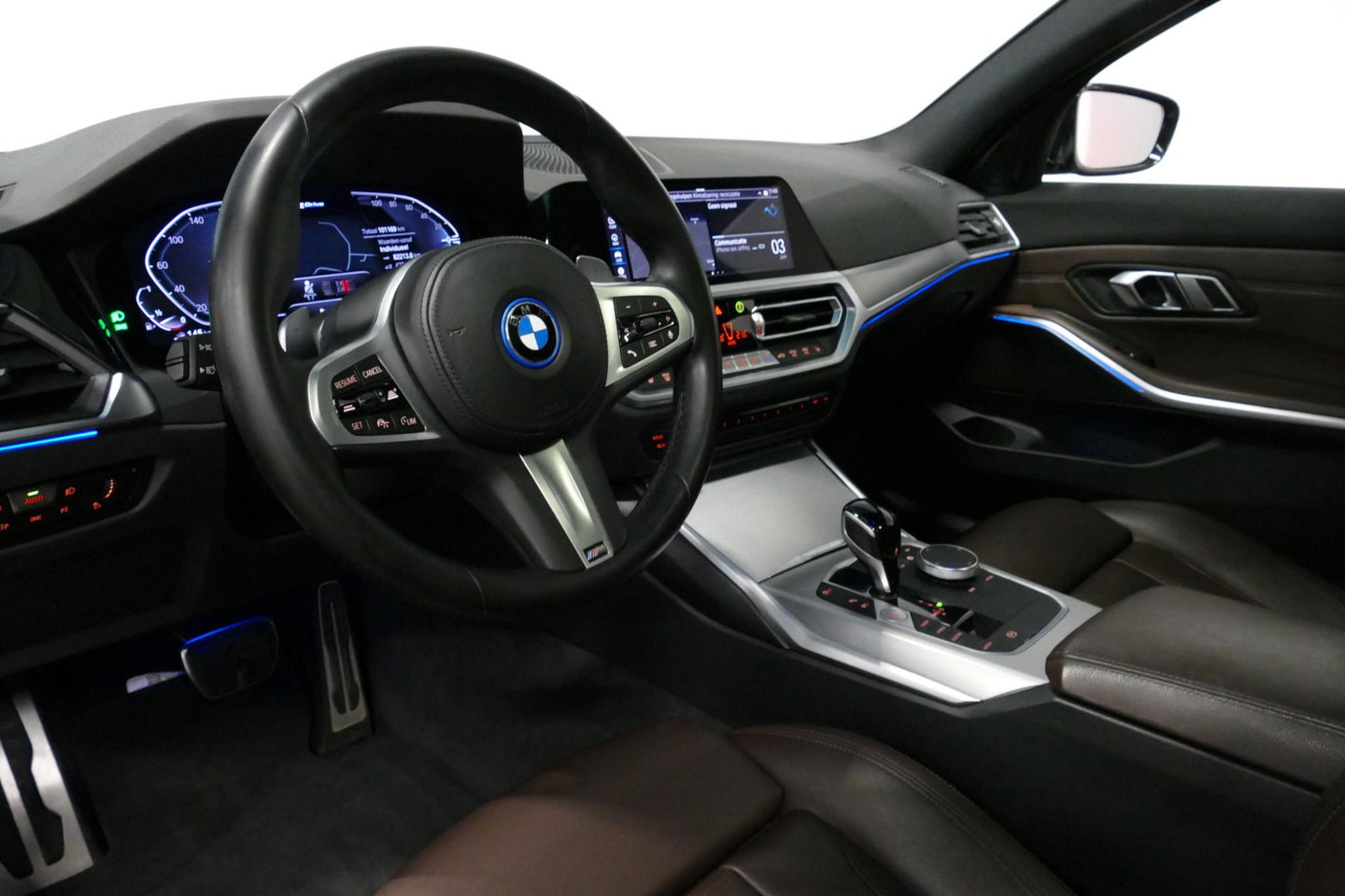 BMW 3 Serie Touring 320e xDrive M Sport / M340i Diffuser / Black Diamond M Grille / M340i M Sport bumper pakket / Schuif-/kanteldak / Elektr. verstelbare voorstoelen (links met memory) / Stoelverwarming / Apple Carplay - Android Auto / Achteruitrijcamera / Ambienteve