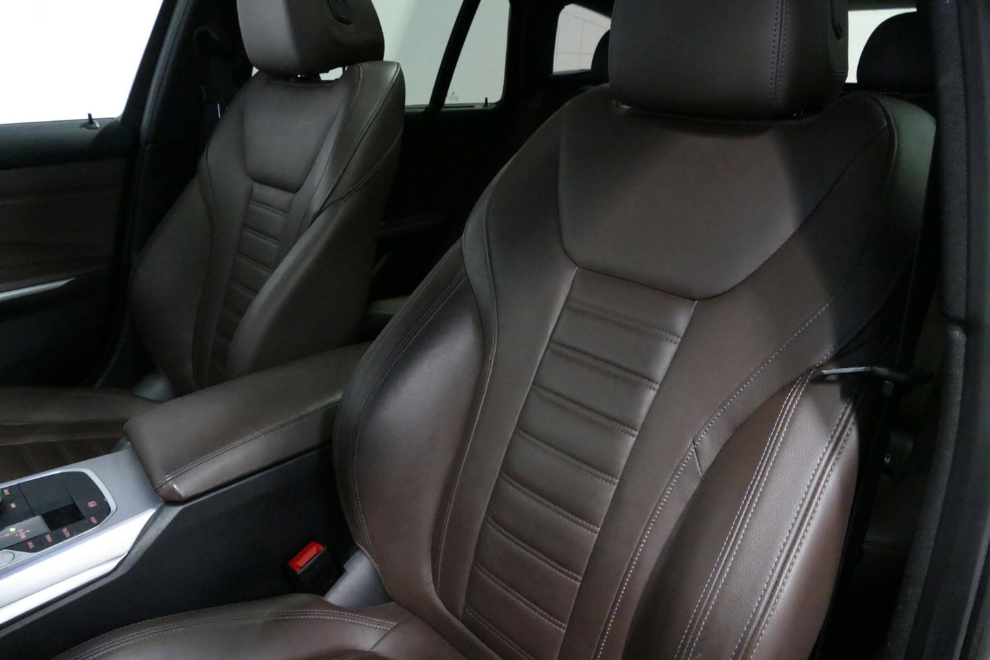 BMW 3 Serie Touring 320e xDrive M Sport / M340i Diffuser / Black Diamond M Grille / M340i M Sport bumper pakket / Schuif-/kanteldak / Elektr. verstelbare voorstoelen (links met memory) / Stoelverwarming / Apple Carplay - Android Auto / Achteruitrijcamera / Ambienteve