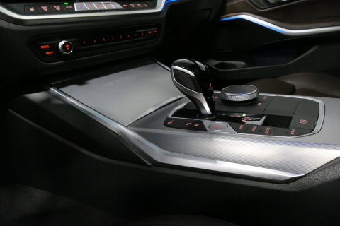 BMW 3 Serie Touring 320e xDrive M Sport / M340i Diffuser / Black Diamond M Grille / M340i M Sport bumper pakket / Schuif-/kanteldak / Elektr. verstelbare voorstoelen (links met memory) / Stoelverwarming / Apple Carplay - Android Auto / Achteruitrijcamera / Ambienteve