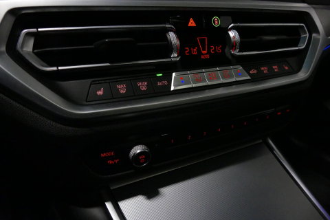 BMW 3 Serie Touring 320e xDrive M Sport / M340i Diffuser / Black Diamond M Grille / M340i M Sport bumper pakket / Schuif-/kanteldak / Elektr. verstelbare voorstoelen (links met memory) / Stoelverwarming / Apple Carplay - Android Auto / Achteruitrijcamera / Ambienteve
