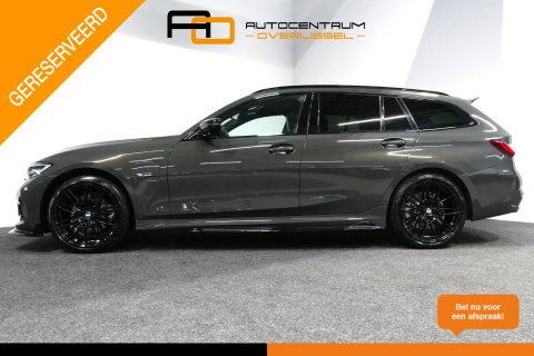 BMW 3 Serie Touring 320e xDrive M Sport / M340i Diffuser / Black Diamond M Grille / M340i M Sport bumper pakket / Schuif-/kanteldak / Elektr. verstelbare voorstoelen (links met memory) / Stoelverwarming / Apple Carplay - Android Auto / Achteruitrijcamera / Ambienteve