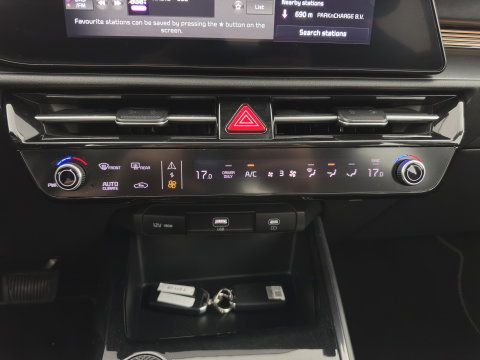 Kia Niro EV DynamicLine 64.8 kWh [3-Fase-11kW] {SoH-96%} (INCL-BTW) Aut. *LEATHER-FABRIC | ADAPTIVE-CRUISE | DIGI-COCKPIT | KEYLESS | CAMERA | DAB | COMFORTSEATS | SHIFTPADDLES | ECC | PDC | CARPLAY | AMBIENT-LIGHT | 17''ALU*