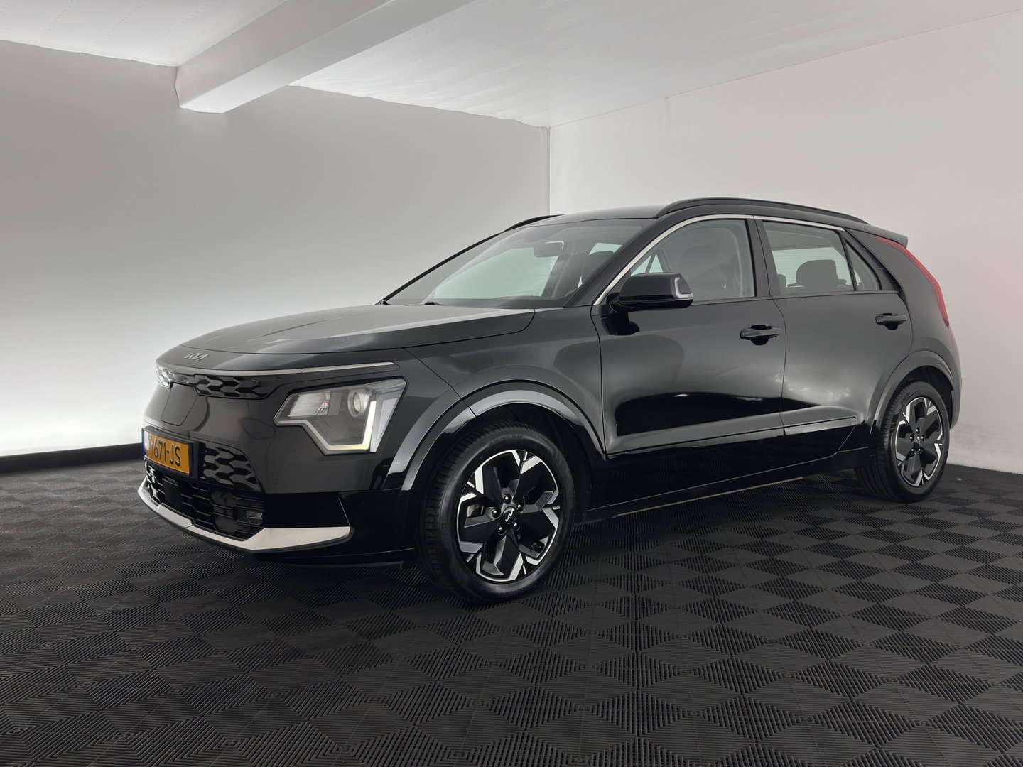 Kia Niro EV DynamicLine 64.8 kWh [3-Fase-11kW] {SoH-96%} (INCL-BTW) Aut. *LEATHER-FABRIC | ADAPTIVE-CRUISE | DIGI-COCKPIT | KEYLESS | CAMERA | DAB | COMFORTSEATS | SHIFTPADDLES | ECC | PDC | CARPLAY | AMBIENT-LIGHT | 17''ALU*