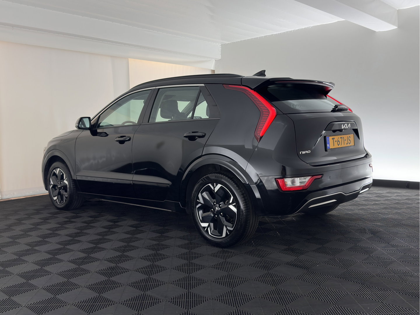 Kia Niro EV DynamicLine 64.8 kWh [3-Fase-11kW] {SoH-96%} (INCL-BTW) Aut. *LEATHER-FABRIC | ADAPTIVE-CRUISE | DIGI-COCKPIT | KEYLESS | CAMERA | DAB | COMFORTSEATS | SHIFTPADDLES | ECC | PDC | CARPLAY | AMBIENT-LIGHT | 17''ALU*