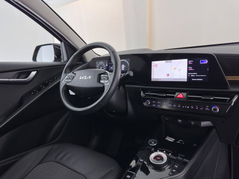 Kia Niro EV DynamicLine 64.8 kWh [3-Fase-11kW] {SoH-96%} (INCL-BTW) Aut. *LEATHER-FABRIC | ADAPTIVE-CRUISE | DIGI-COCKPIT | KEYLESS | CAMERA | DAB | COMFORTSEATS | SHIFTPADDLES | ECC | PDC | CARPLAY | AMBIENT-LIGHT | 17''ALU*