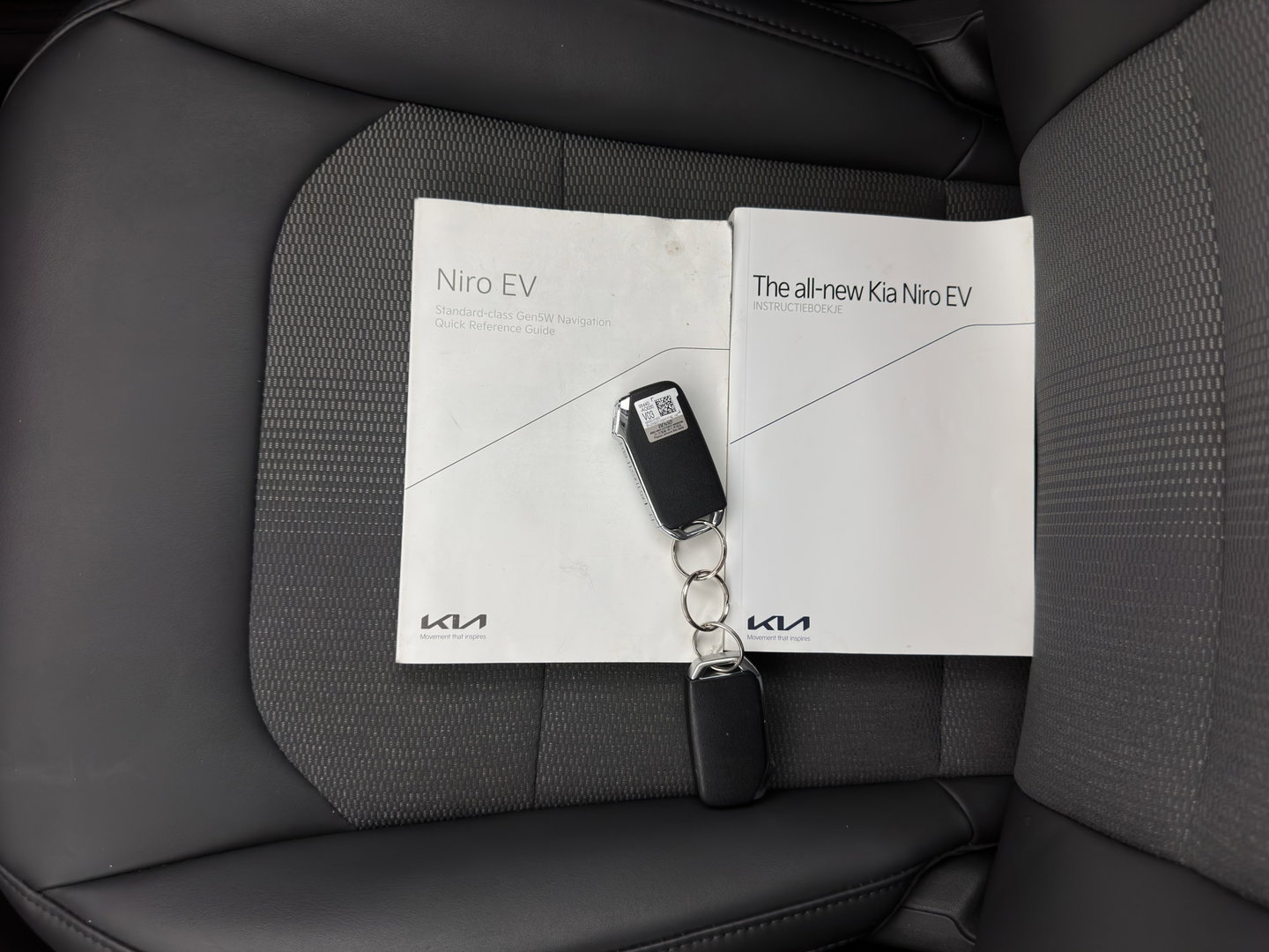 Kia Niro EV DynamicLine 64.8 kWh [3-Fase-11kW] {SoH-96%} (INCL-BTW) Aut. *LEATHER-FABRIC | ADAPTIVE-CRUISE | DIGI-COCKPIT | KEYLESS | CAMERA | DAB | COMFORTSEATS | SHIFTPADDLES | ECC | PDC | CARPLAY | AMBIENT-LIGHT | 17''ALU*