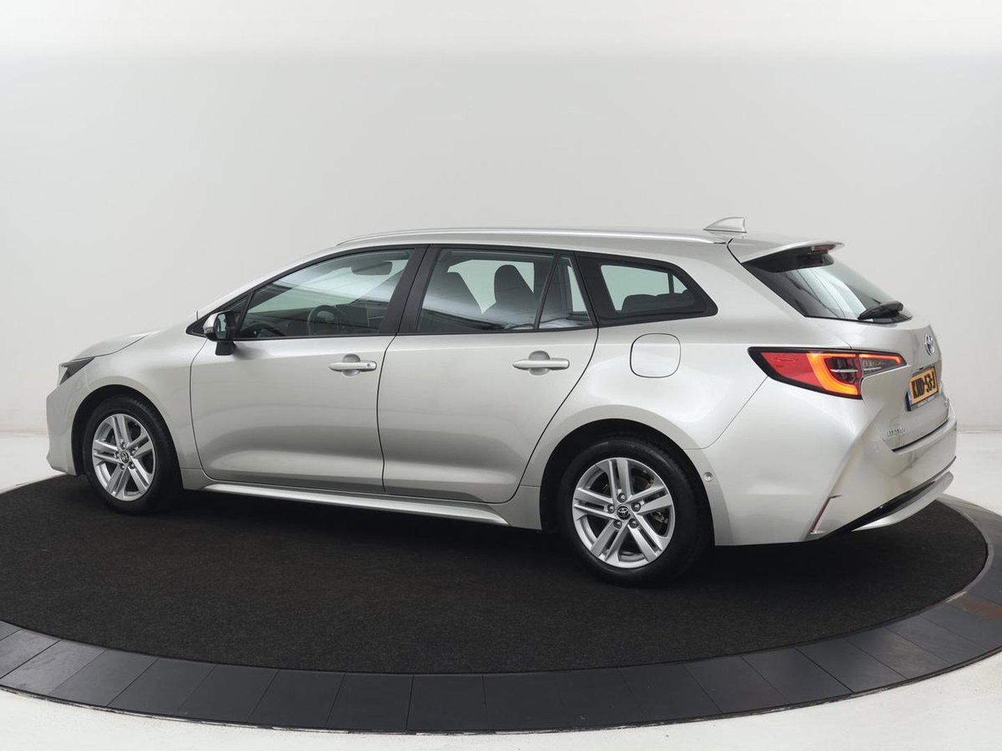 Toyota Corolla 1.8 Hybrid Active | Stoelverwarming | Adaptive cruise | Camera | Navigatie | Parkeerhulp | Bluetooth | Lane assist | Climate control