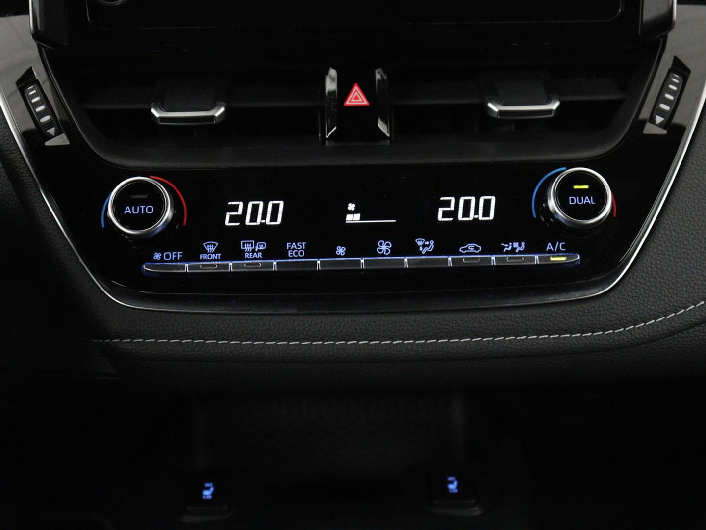 Toyota Corolla 1.8 Hybrid Active | Stoelverwarming | Adaptive cruise | Camera | Navigatie | Parkeerhulp | Bluetooth | Lane assist | Climate control