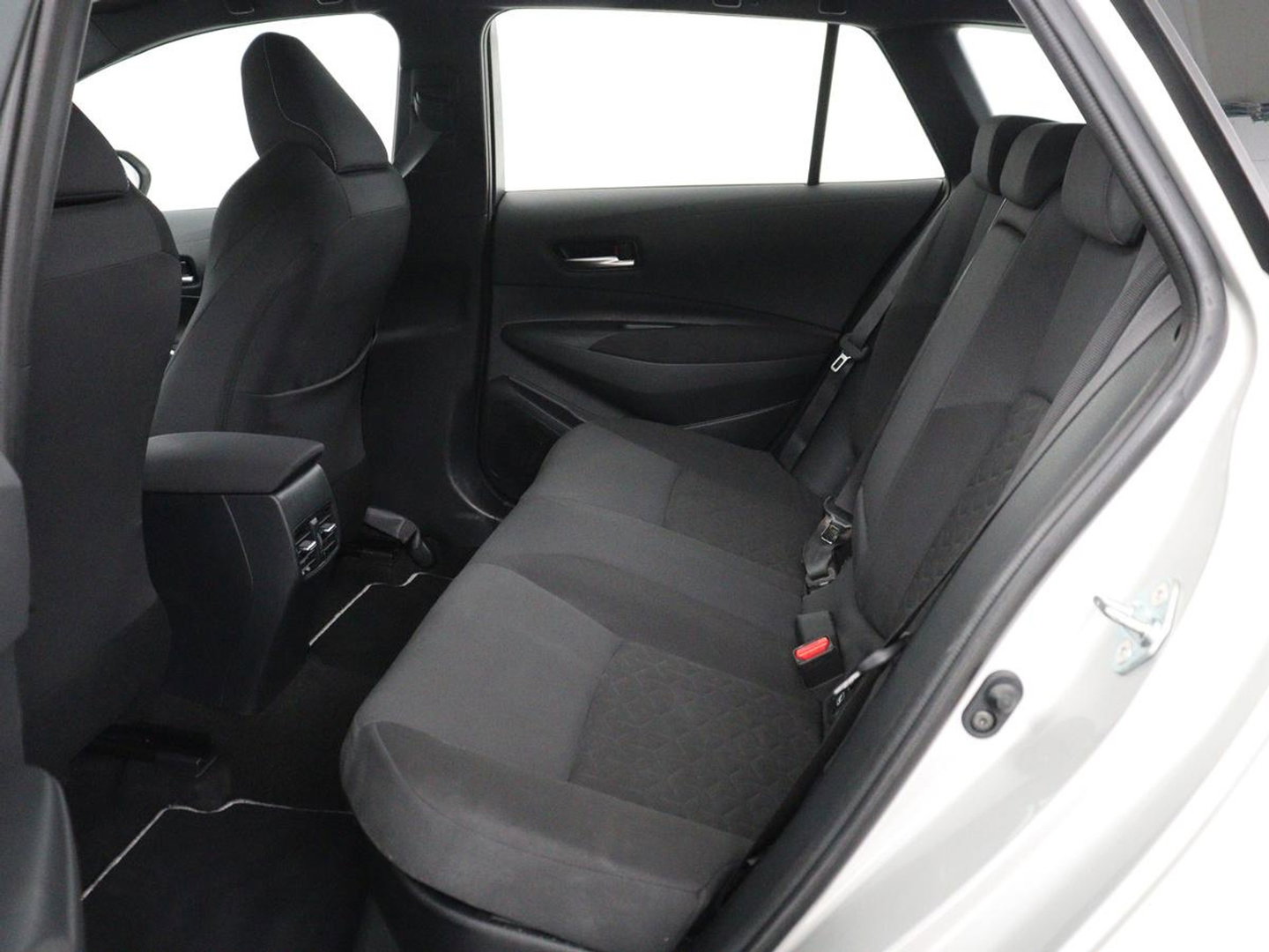 Toyota Corolla 1.8 Hybrid Active | Stoelverwarming | Adaptive cruise | Camera | Navigatie | Parkeerhulp | Bluetooth | Lane assist | Climate control