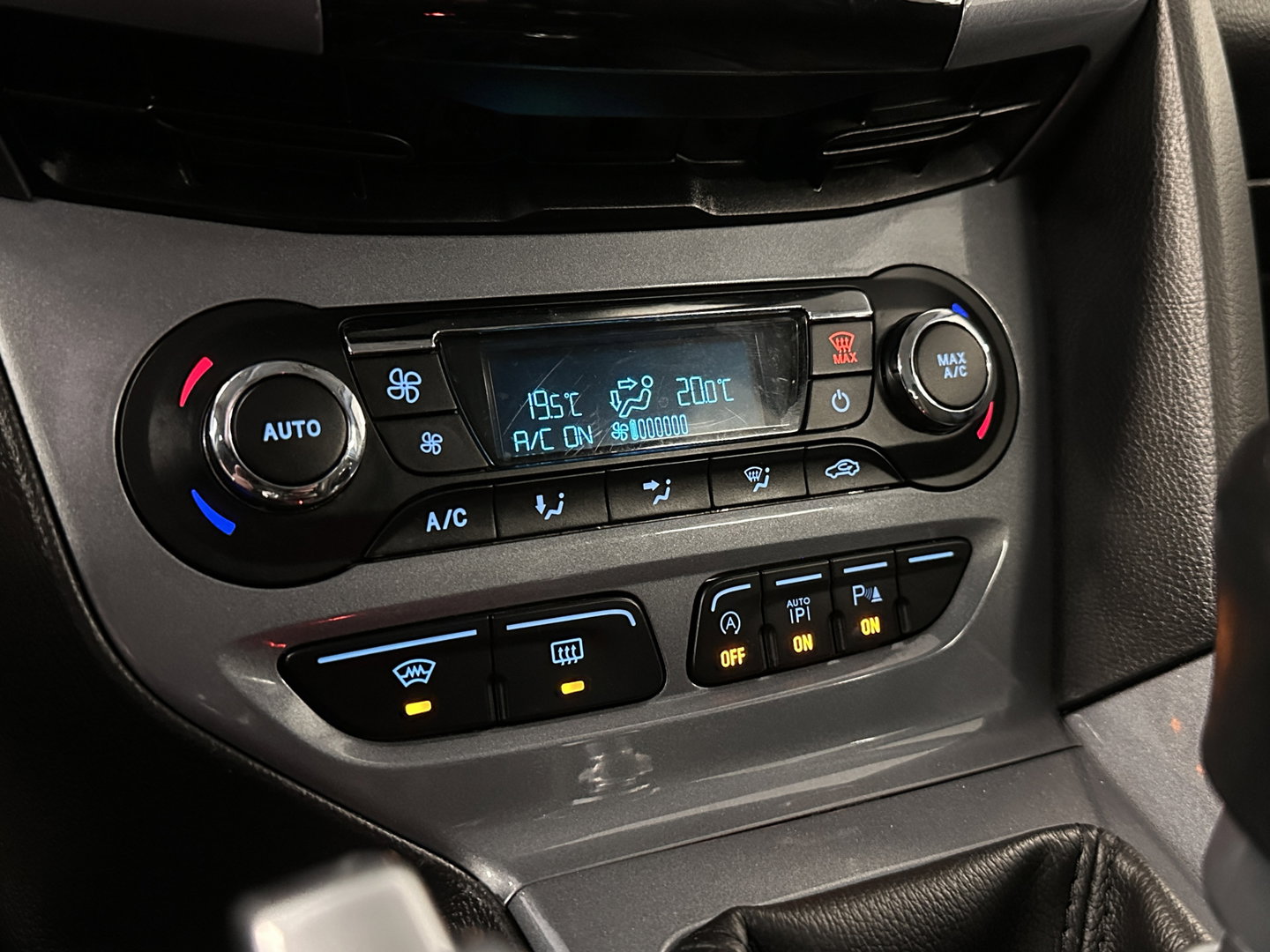 Ford Focus 1.0 EcoBoost Titanium | Achteruitrijcamera | Parkeersensoren | Cruise Control | Elektrische Bestuurdersstoel | Stoelverwarming | 16" Lichtmetaal | Isofix | Bluetooth