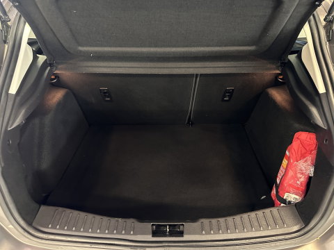 Ford Focus 1.0 EcoBoost Titanium | Achteruitrijcamera | Parkeersensoren | Cruise Control | Elektrische Bestuurdersstoel | Stoelverwarming | 16" Lichtmetaal | Isofix | Bluetooth