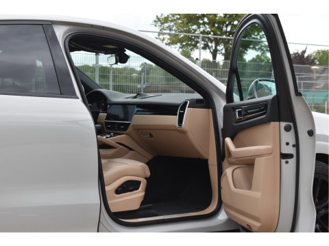 Porsche Cayenne Coupé 3.0 E-Hybrid 462 pk Chrono | NL-Auto | Luchtvering | Pano |Standkachel | 360 gr.camera | Full LED | Netjes