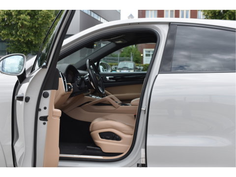 Porsche Cayenne Coupé 3.0 E-Hybrid 462 pk Chrono | NL-Auto | Luchtvering | Pano |Standkachel | 360 gr.camera | Full LED | Netjes